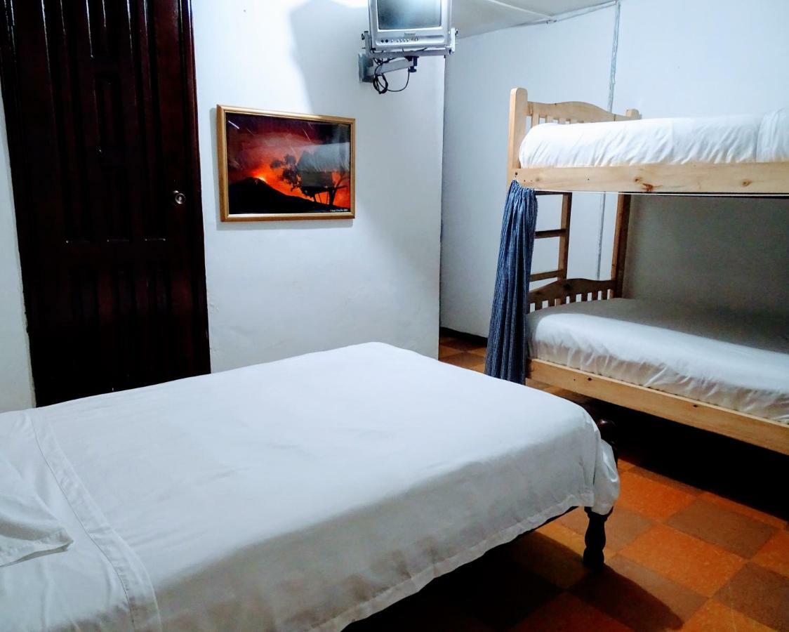 Erupcion Art Hotel & Hostel Баньйос Екстер'єр фото